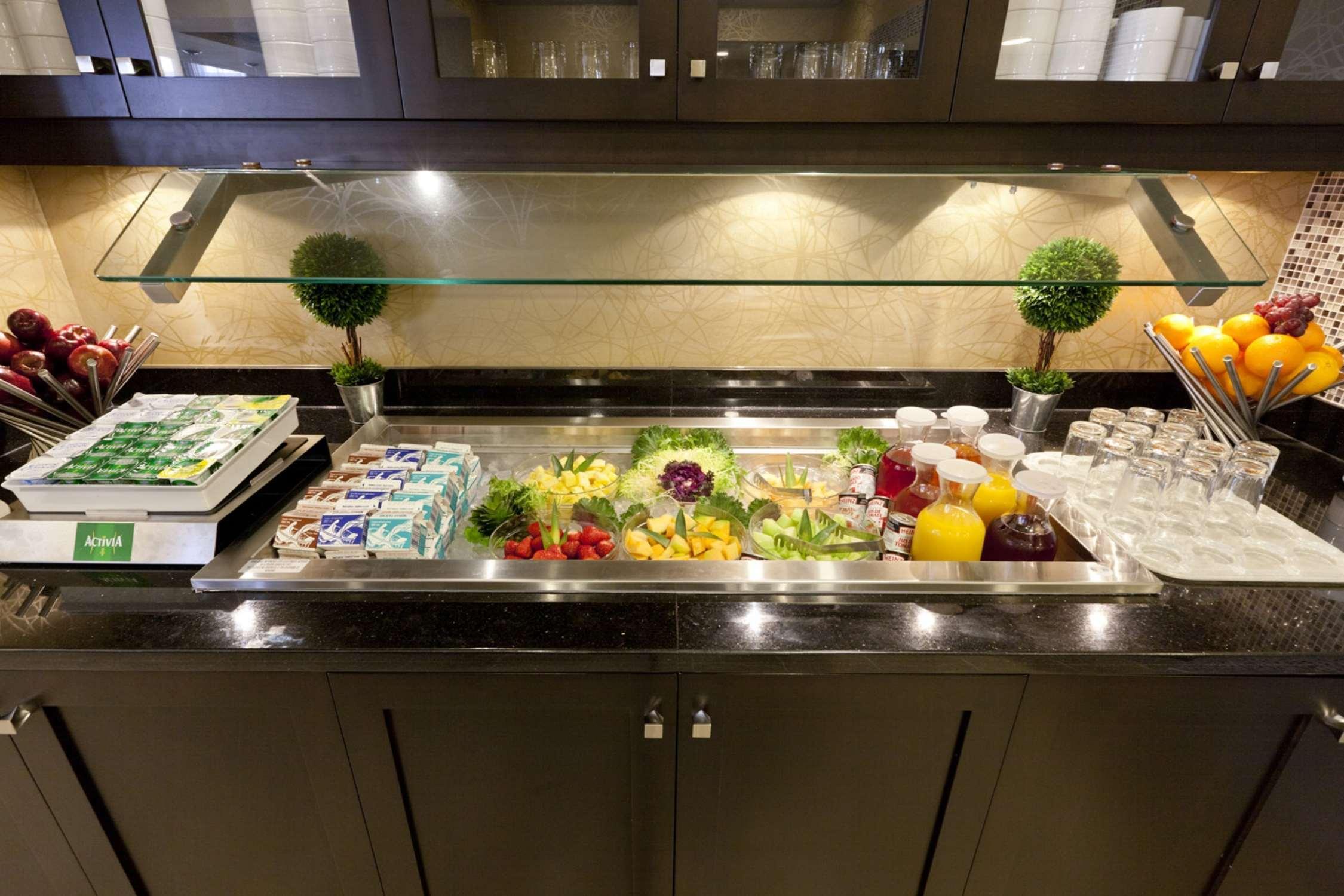 Hilton Garden Inn Toronto/Brampton Restaurant photo